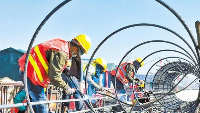 致敬！高溫下的建設者