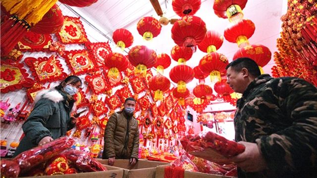 新年到！紅燈籠對(duì)聯(lián)市場(chǎng)俏